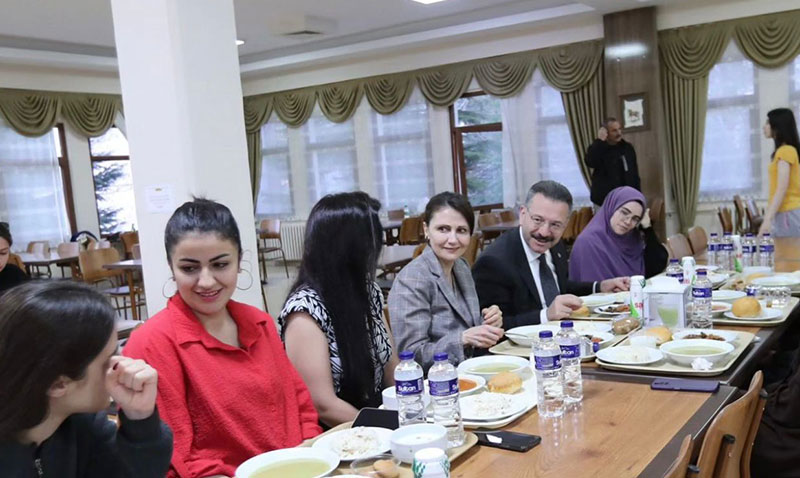 Vali Aksoy ��rencilerle iftar yapt�
