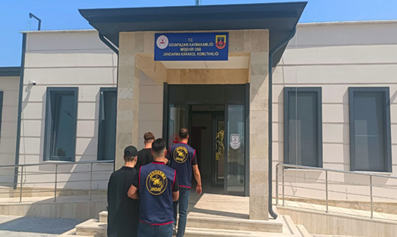 Kendilerini polis gibi g�stererek 1 milyonluk vurgun yapt�lar