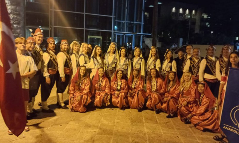 Halkdanslar� toplulu�u dans ve m�zik festivaline kat�ld�