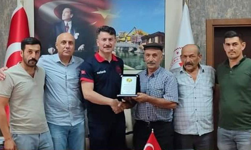 �reticilerden tar�m il m�d�r� ve ekibine plaket