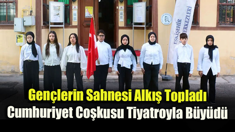 Cumhuriyet De�erleri Sanat�n Diliyle Anlat�ld�: Gen�lerden G�rkemli Tiyatro Performans�